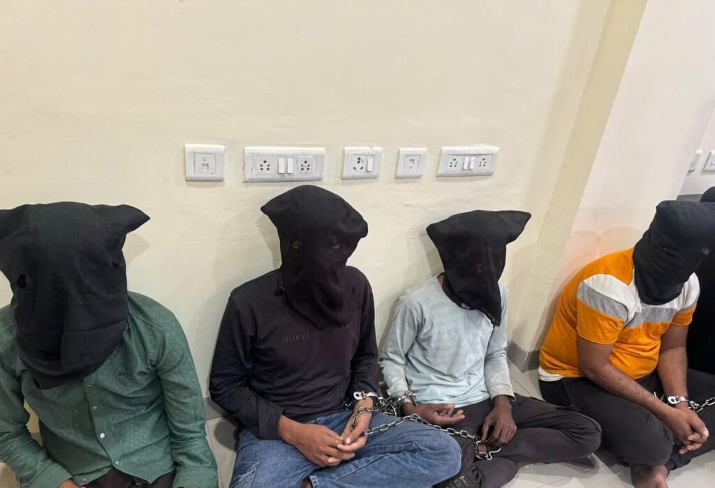 fca19ea5-2620-4e0e-81b1-e3d1979b23d8-1-1024x700 जबलपुर: दिनदहाड़े खितौला बैंक डकैती का सनसनीखेज खुलासा, 'फिल्मी' वारदात में शामिल 4 लुटेरे दबोचे, लाखों कैश और हथियार बरामद