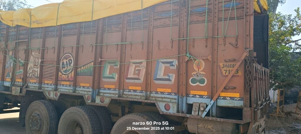 WhatsApp-Image-2025-12-25-at-6.37.05-PM-1024x456 जंगल के रास्ते 'पुष्पा स्टाइल' तस्करी, STF ने पकड़ा 1.8 करोड़ का गांजा, ट्रक में छिपा था सीक्रेट केबिन